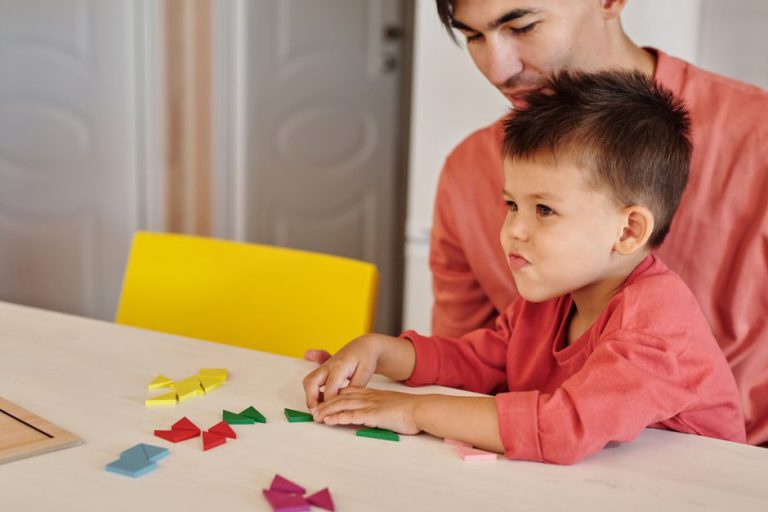 Formes géométriques colorées évoquant un tangram