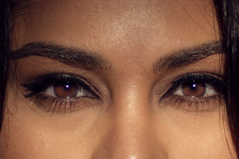Œil humain en gros plan symbolisant la perception visuelle