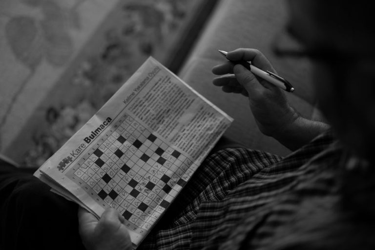 Grille de mots croisés dans un journal