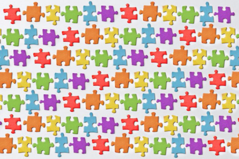 Pièces de puzzle colorées représentant l'art du rébus