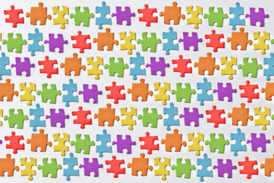 Pièces de puzzle colorées représentant l'art du rébus
