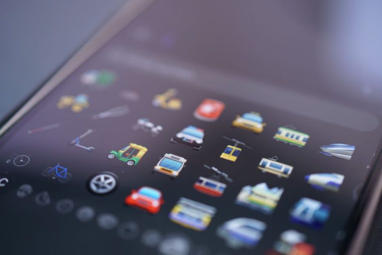 Émojis sur écran de smartphone pour les rébus modernes