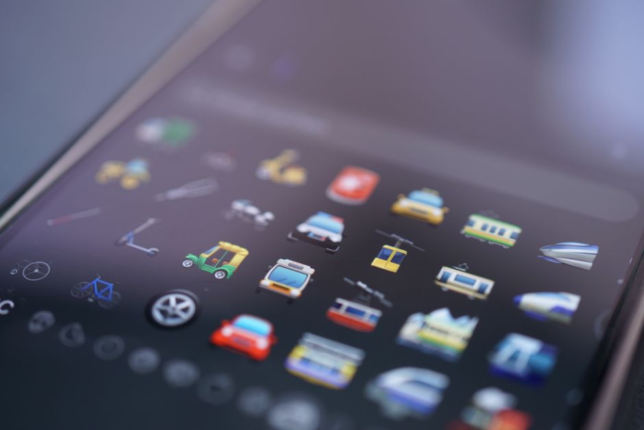 Émojis sur écran de smartphone pour les rébus modernes