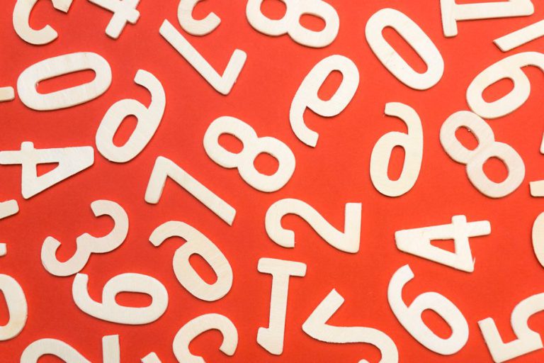 Chiffres et mathématiques pour les rébus numériques