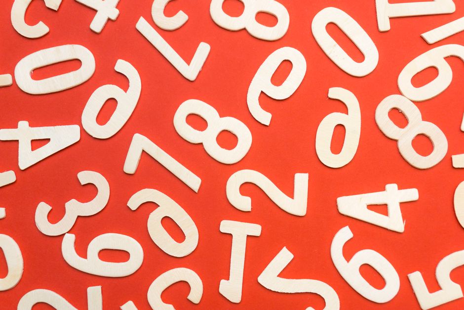 Chiffres et mathématiques pour les rébus numériques